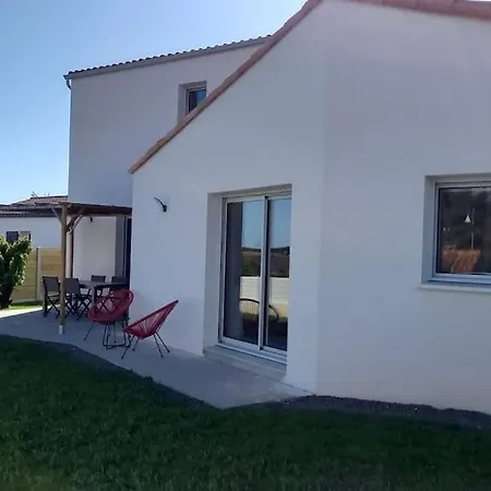 بيت للعطل L'ancrage- 800m De La *