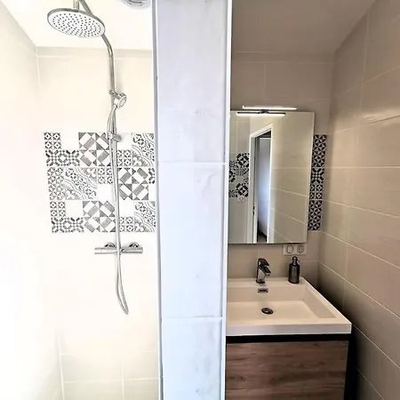 بيت للعطل L'ancrage- 800m De La *